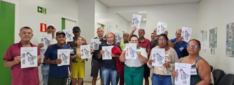 Imagem da ação educativa na Policlínica Estadual da Região Nordeste II - Posse, abordando direitos de pacientes renais e a importância dos cuidadores.