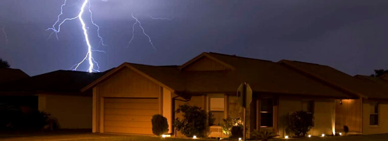 Raios | Brasil lidera em descargas elétricas, destacando a importância da segurança e manutenção de sistemas elétricos e extintores.
