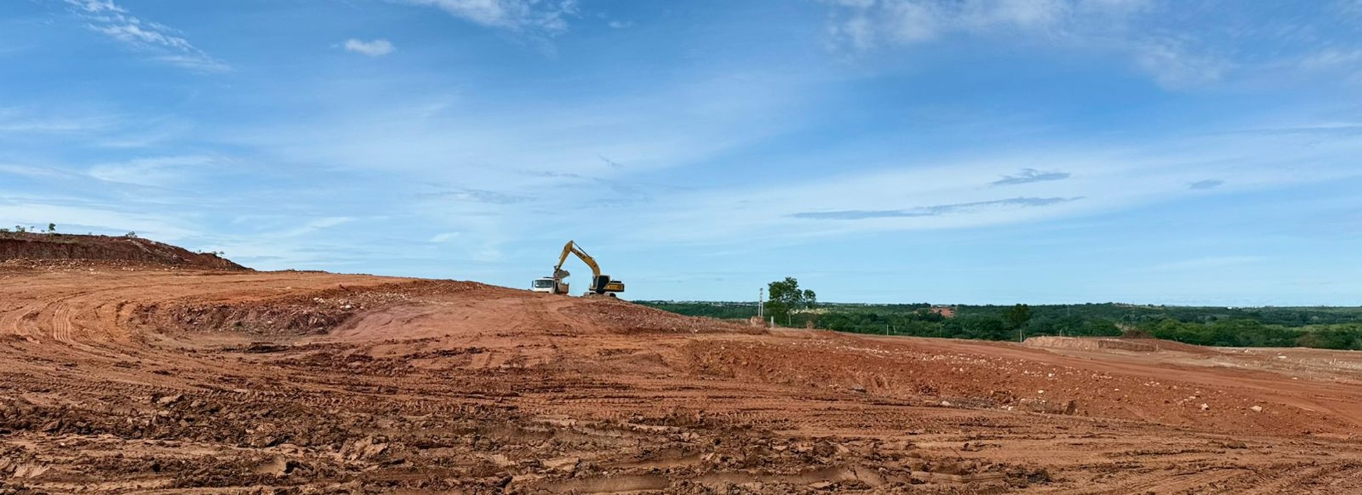 Terraplanagem das obras do Abitte Champagne, um condomínio em Cuiabá com áreas de lazer e infraestrutura moderna da Incorporadora Abitte urbanismo, gerida pelo CEO Francisco Colnaghi Neto