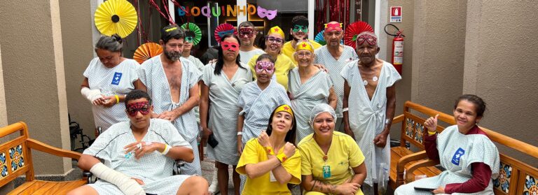 Pacientes do Hospital Estadual de Trindade (Hetrin) celebram o Carnaval com um bloquinho animado, promovendo alegria e interação durante a internação.