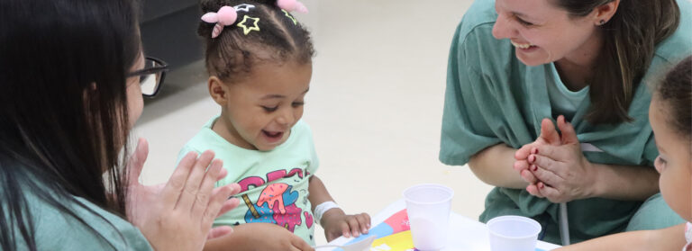 Criança internada na Pediatria do Hospital Municipal da Brasilândia – Adib Jatene se diverte com profissionais durante ação de Carnaval.