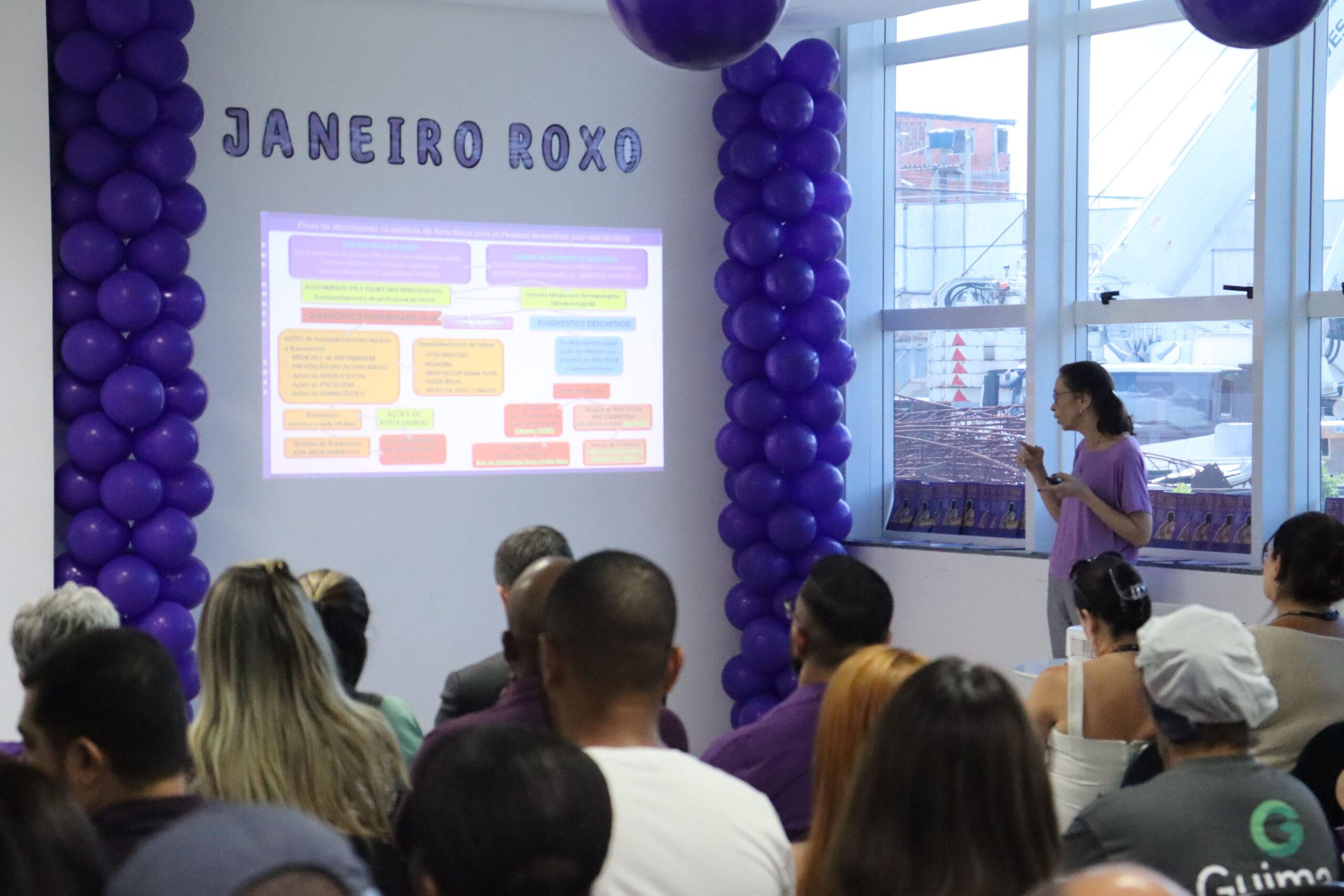 Profissionais de saúde participam de palestra educativa do Janeiro Roxo sobre hanseníase no Hospital Municipal da Brasilândia.