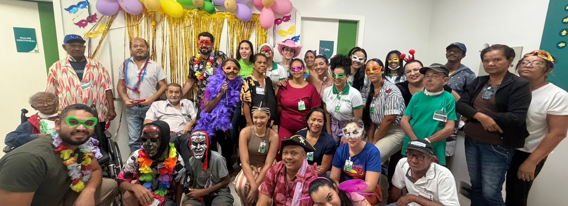 Ação de carnaval na Policlínica Estadual da Região Nordeste II – Posse promove alegria e saúde para pacientes em hemodiálise.