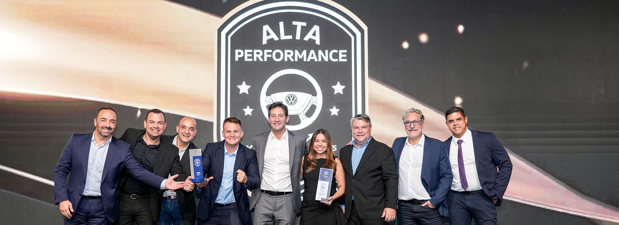 Grand Lakes Veículos é premiada como melhor representante da Volkswagen e destaca projeto inovador de transporte em Angola.
