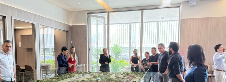 Abitte Urbanismo, em Cuiabá, capacita corretores em projetos inovadores, com tour guiado pelos empreendimentos. Marca pertence a holding Colpar Brasil