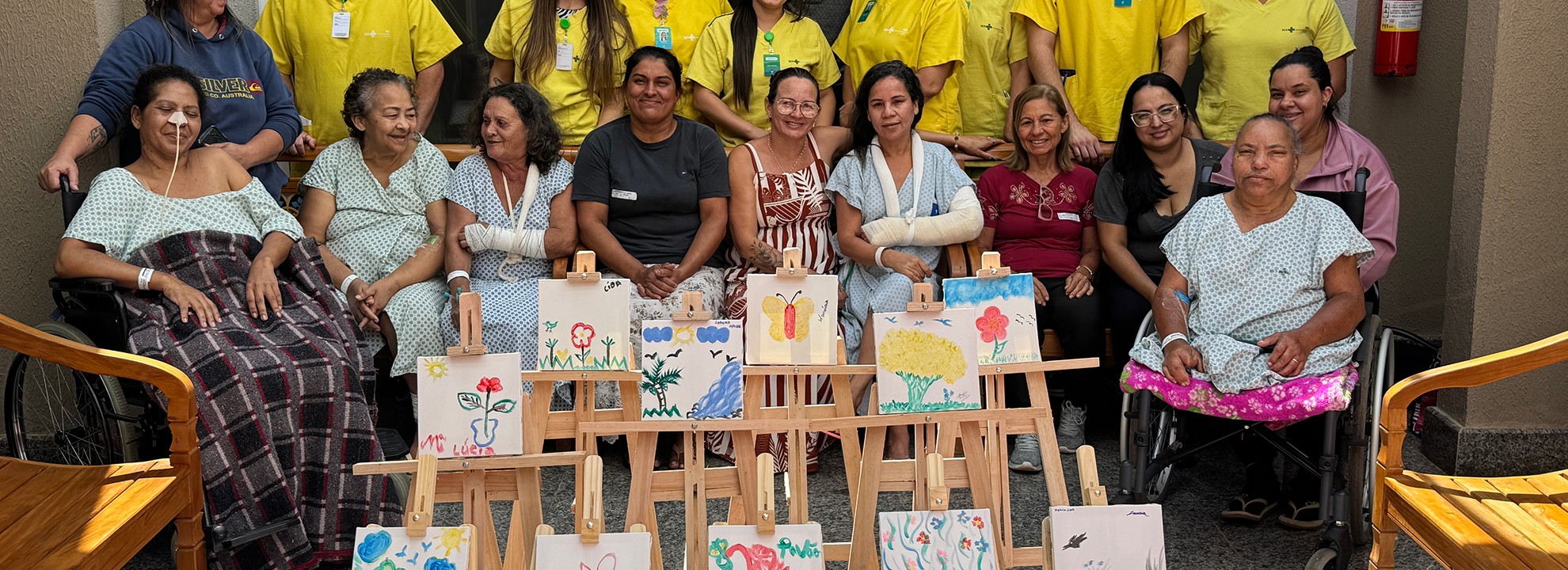 Oficina de pintura no Hospital Estadual de Trindade (Hetrin) promove acolhimento e expressão artística para pacientes e colaboradoras.
