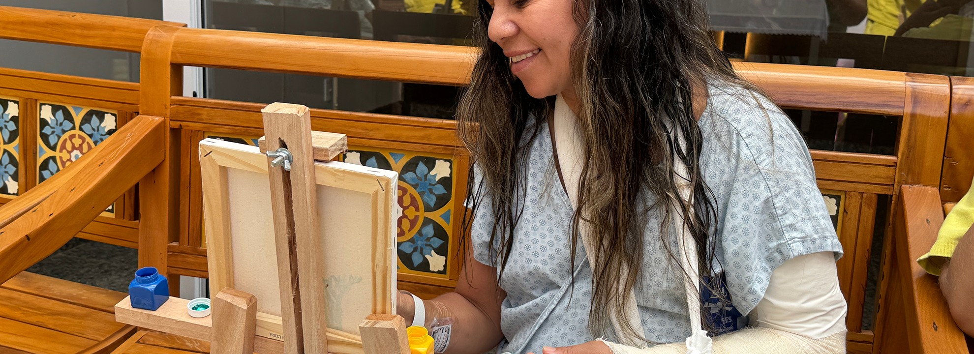 Oficina de pintura no Hospital Estadual de Trindade (Hetrin) promove acolhimento e expressão artística para pacientes e colaboradoras.