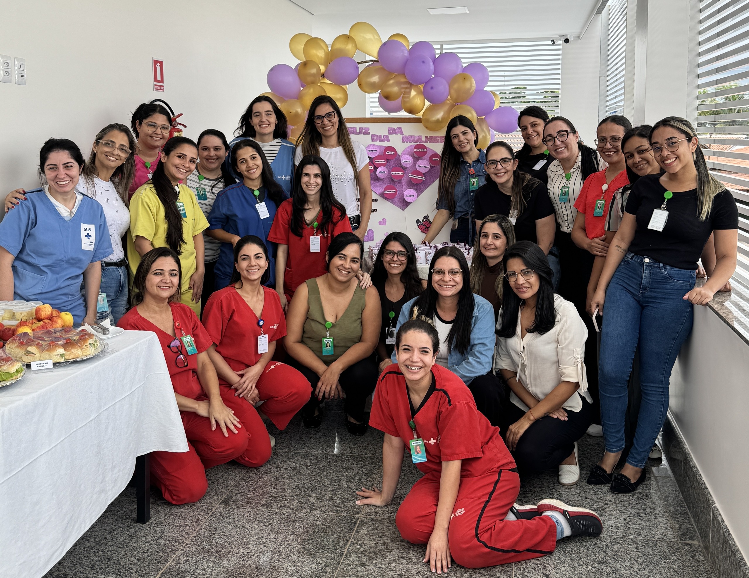 Oficina de pintura no Hospital Estadual de Trindade (Hetrin) promove acolhimento e expressão artística para pacientes e colaboradoras.
