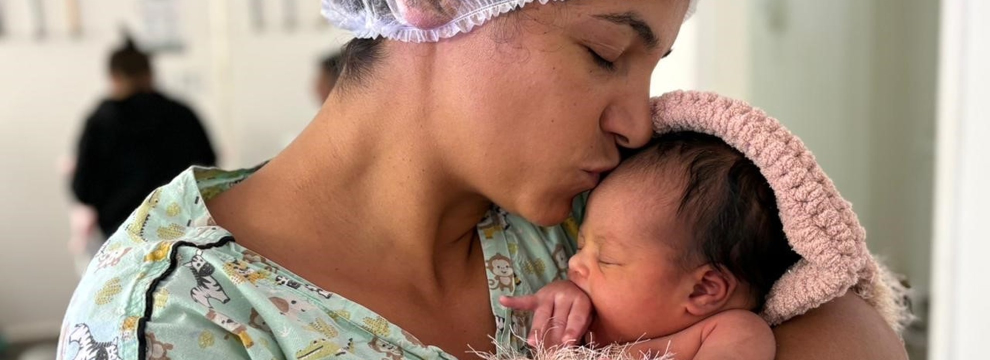 Ensaio fotográfico de Páscoa com recém-nascidos no Hospital Estadual de Formosa (HEF), promovendo carinho e acolhimento às famílias.