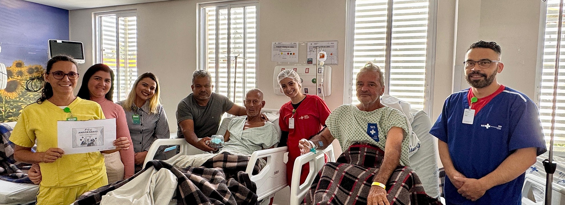 Momento de celebração no Hetrin - Hospital Estadual de Trindade: Joaquim e José recebem carinho e atenção da equipe durante internação.
