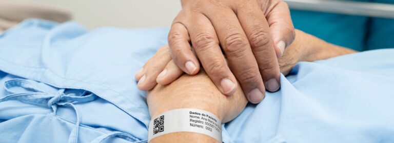 Treinamento sobre identificação segura no Hospital Estadual de Trindade (Hetrin), promovendo a segurança do paciente.