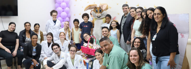 Crianças internadas no Hospital Municipal da Brasilândia (HMB) participam de atividades lúdicas durante a Páscoa, promovendo acolhimento e alegria.