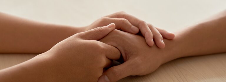 Durante o Setembro Amarelo, o Hospital Estadual de Trindade (Hetrin) enfatiza a importância da prevenção ao suicídio e a busca por ajuda, destacando sinais de sofrimento emocional e a relevância do acolhimento profissional.